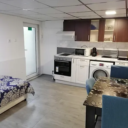 Apartamento апартамемт 3 места с кухня с дворче *